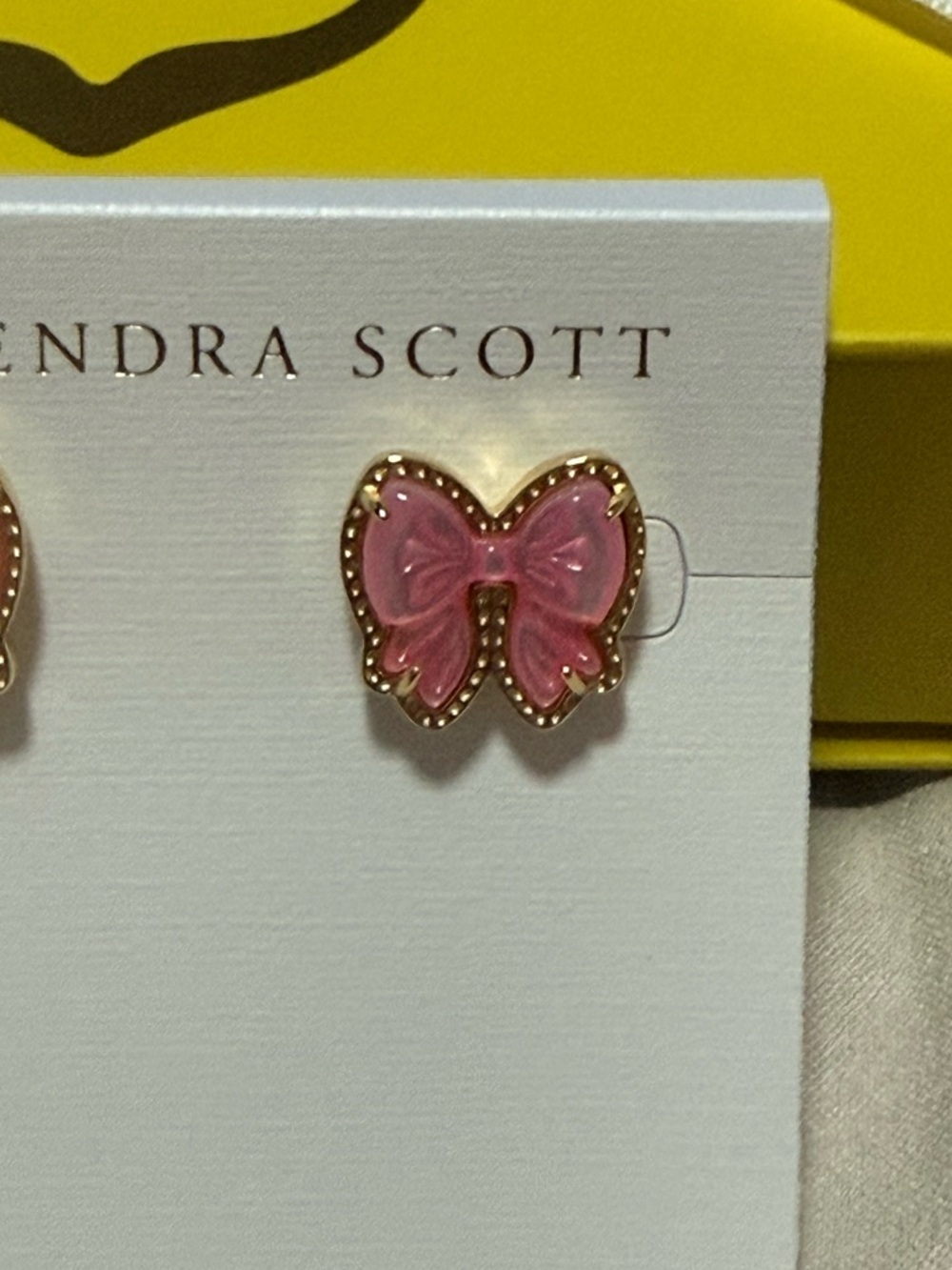 NWT Kendra Scott Haley Bow Gold Stud
Earrings in Blush Mother of Pearl - Picture 3 of 7